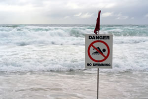 Panneau sur une plage baignade interdite